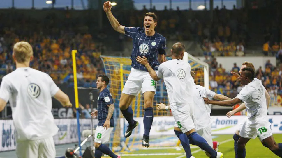 Niềm vui của các cầu thủ Wolfsburg ngay trên sân Eintracht