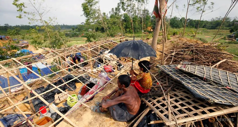 Người tị nạn Rohingya ngồi nhìn ngôi nhà bị phá hủy nghiêm trọng sau cơn bão Mora tại trại tị nạn Balukhali Makeshift ở Cox's Bazar, Bangladesh ngày 31-5-2017. Ảnh: REUTERS 