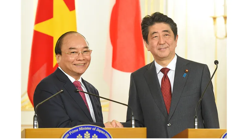 Thủ tướng Nguyễn Xuân Phúc và Thủ tướng Shinzo Abe. Ảnh: VGP