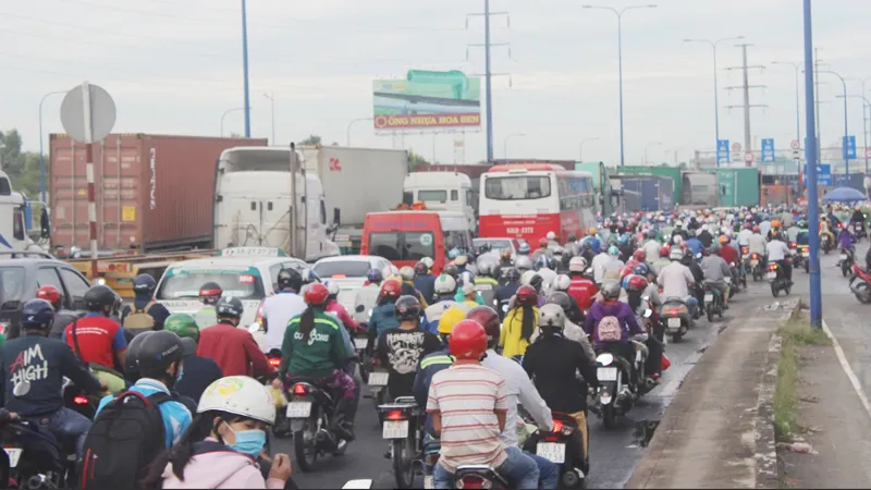 Hàng ngàn phương tiện nối đuôi nhau