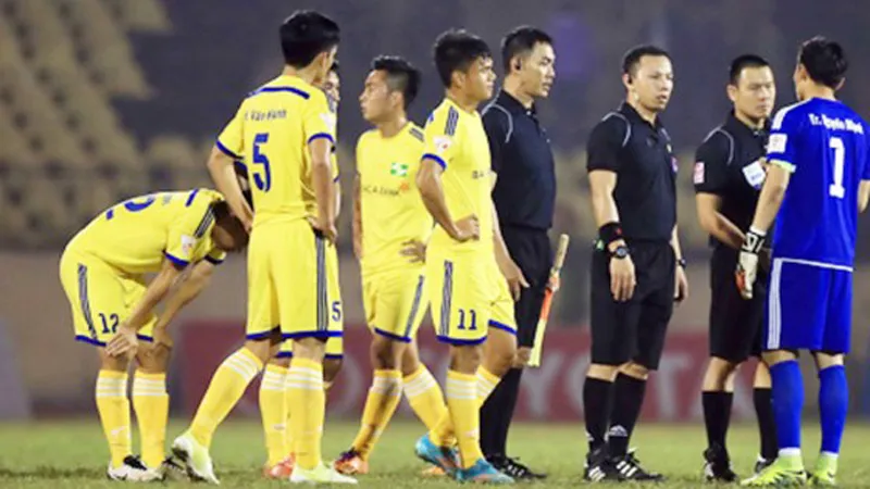 Thủ môn Nguyên Mạnh (bìa phải) và các cầu thủ SLNA phản ứng tổ trọng tài. Ảnh: Minh Hoàng
