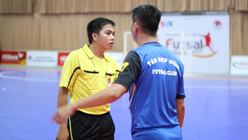 Trợ lý Tân Hiệp Hưng không hài lòng quyết định của trọng tài. Ảnh: Dũng Phương