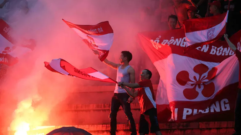 Phản ứng phi thể thao của khán giả ở một số sân vận động gây ảnh hưởng xấu đến hình ảnh của các giải bóng đá chuyên nghiệp Việt Nam.