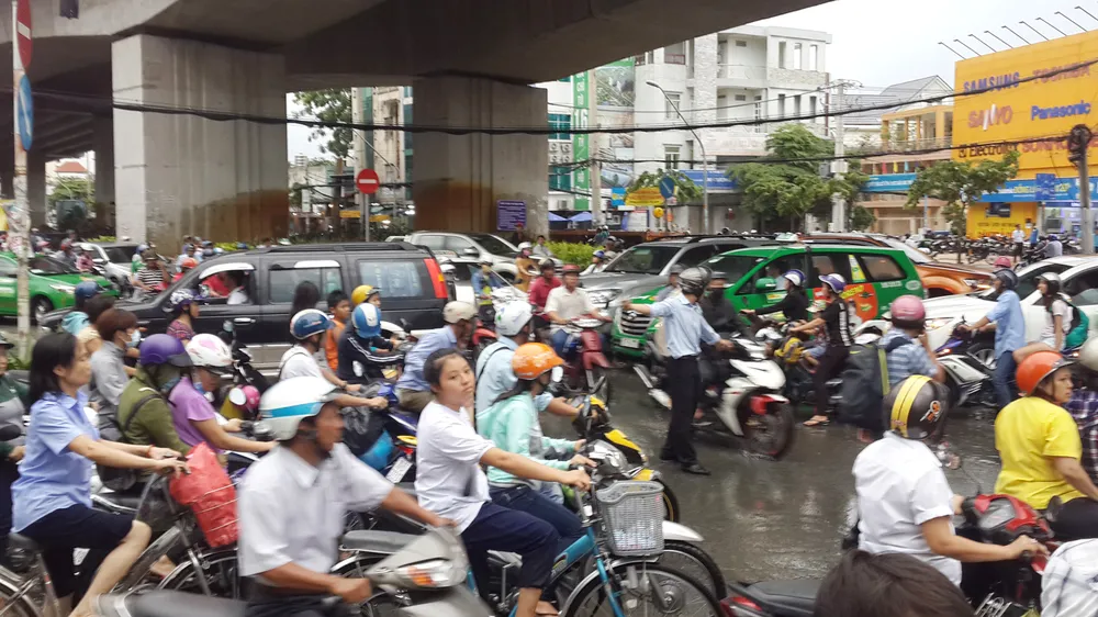 Mưa lớn kèm theo gió mạnh ở nhiều quận trung tâm TPHCM ảnh 4