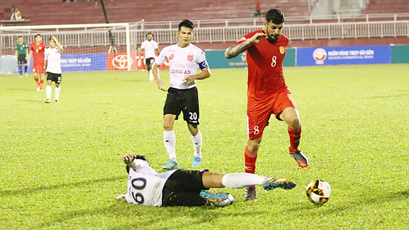 “Thua tan nát” ở lượt đi, liệu Long An (áo trắng) sẽ chơi quật khởi ở lượt về? Ảnh: DŨNG PHƯƠNG