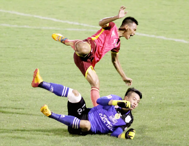 Bạo lực trên sân cỏ V-League: Những pha vào bóng ác ý ảnh 2