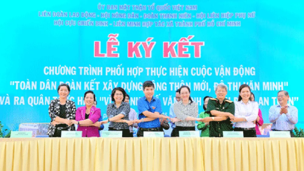 Ủy ban Mặt trận Tổ quốc, các tổ chức chính trị - xã hội và Liên minh Hợp tác xã Thành phố thực hiện nghi thức ký kết chương trình phối hợp. Ảnh:    ubmttq.hochiminhcity