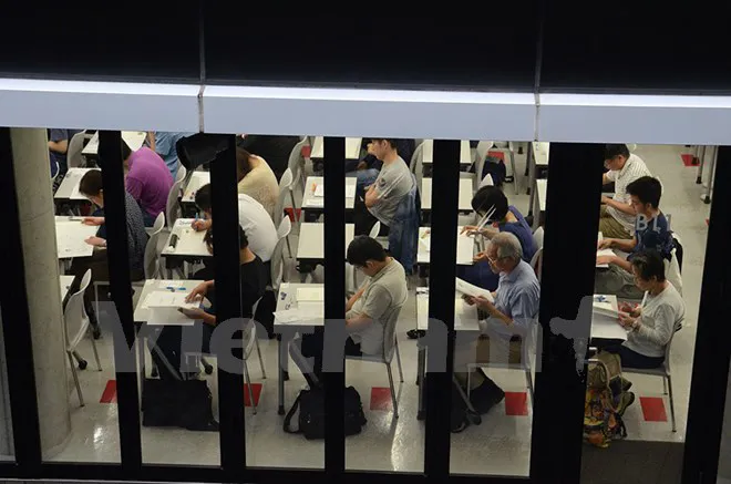 Các thí sinh chăm chú làm bài thi.