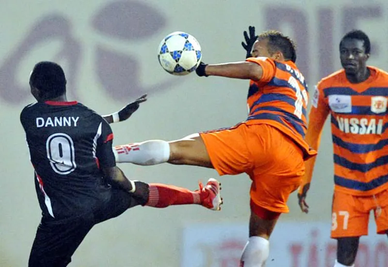 Bạo lực trên sân cỏ V-League: Những pha vào bóng ác ý ảnh 5