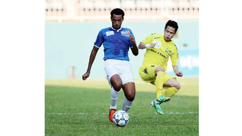 Bạo lực trên sân cỏ V-League: Những pha vào bóng ác ý ảnh 4