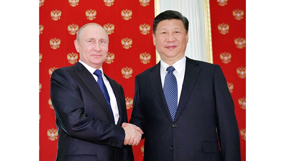 Tổng thống Nga Vladimir Putin (trái) tiếp đón Chủ tịch Trung Quốc Tập Cận Bình