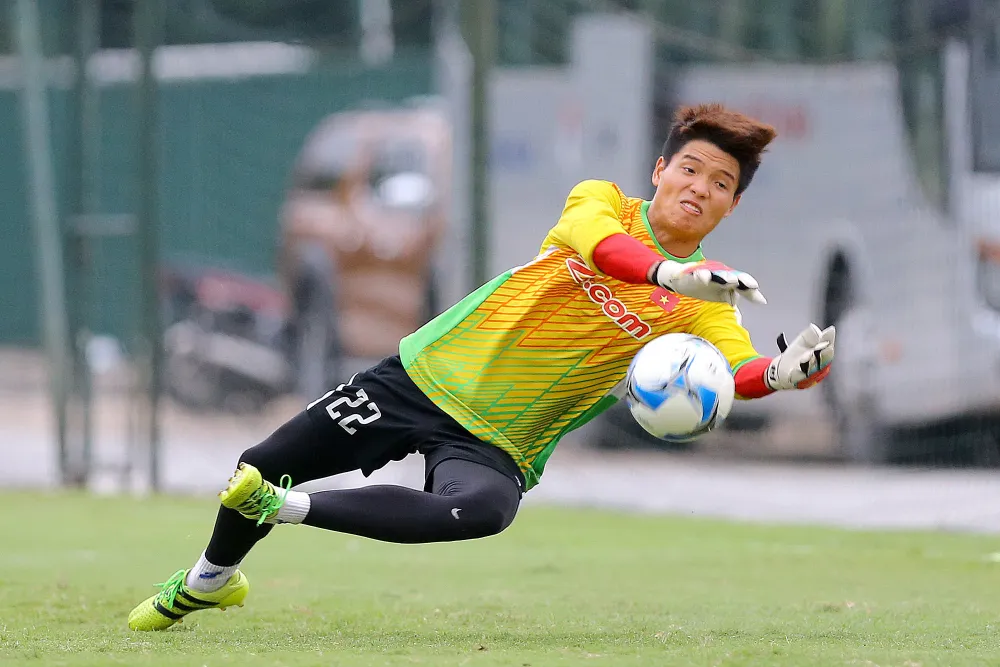 Các cầu thủ nỗ lực tập luyện và hồi hộp chờ kết quả bốc thăm ngày hôm nay. Ảnh: Minh Hoàng