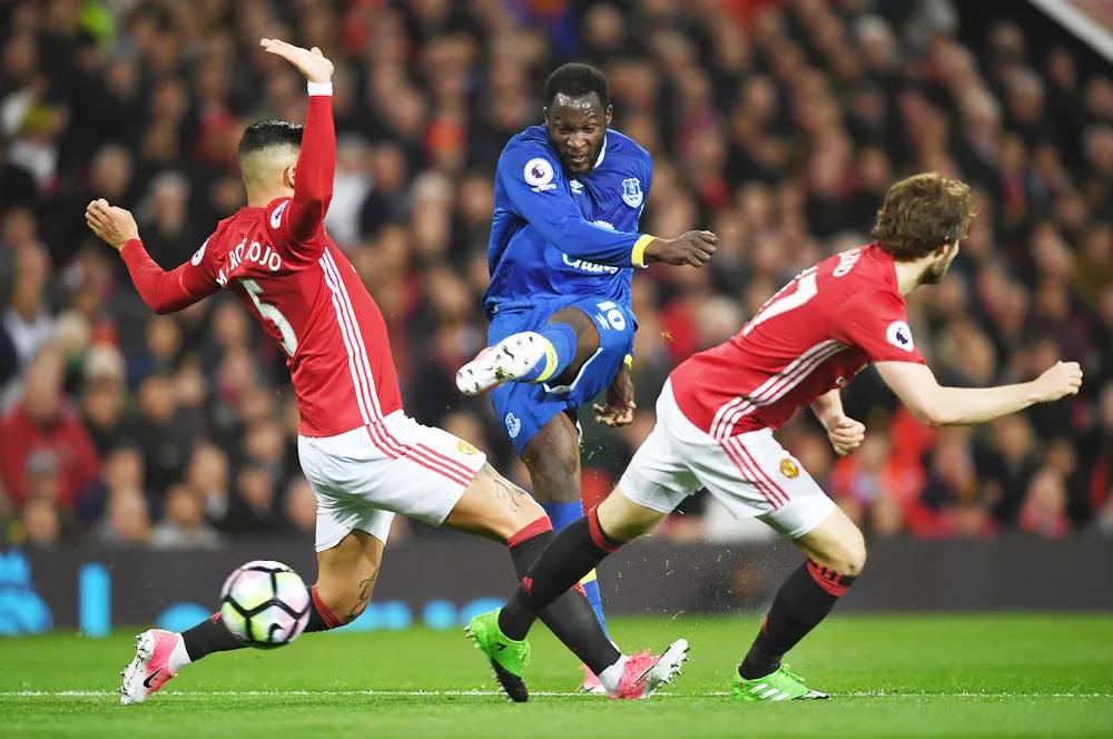 Romelu Lukaku (giữa) giờ không còn là mối đe dọa đối với hàng phòng ngự Man.United.