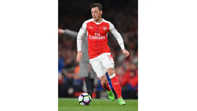 Mesut Oezil tự tin sẽ là trợ thủ đắc lực của Alexandre Lacazette.