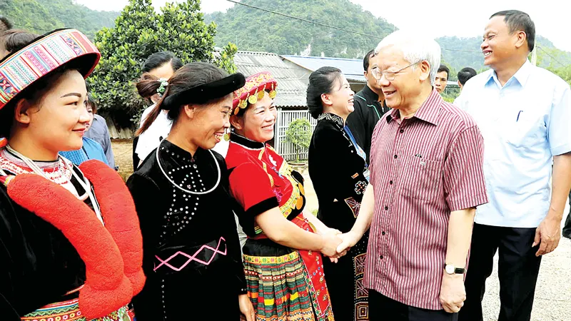 Tổng Bí thư Nguyễn Phú Trọng thăm hỏi cán bộ, nhân dân xã Sĩ Bình, huyện Bạch Thông, tỉnh Bắc Kạn