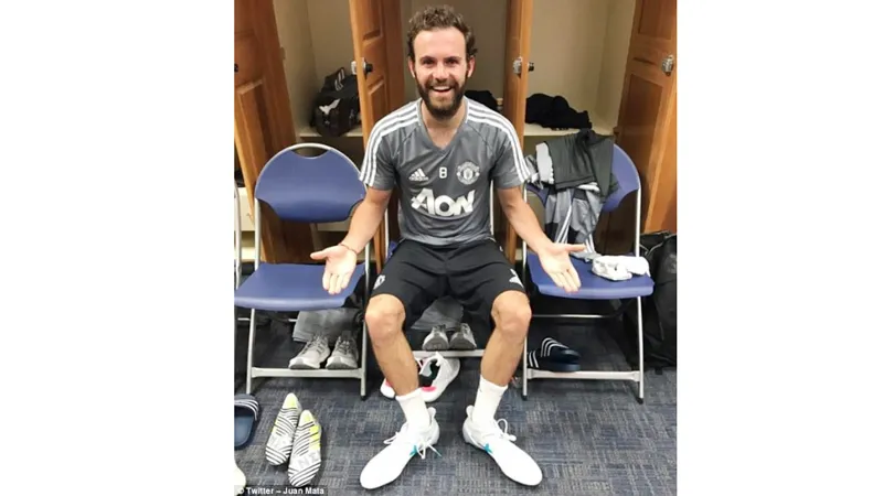 Mata “choáng” với cỡ giày của Lukaku