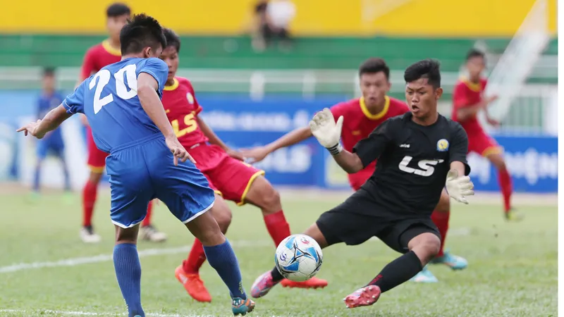 Các tiền đạo PVF (trái) luôn biết cách hạ gục thủ môn đối phương để giành chức vô địch. Ảnh: NHẬT ANH