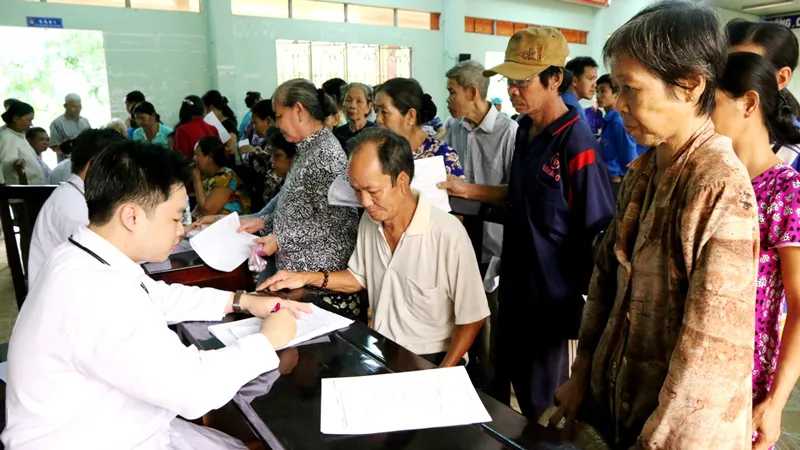 Khám bệnh cho người dân xã Phước Mỹ Trung