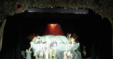 Đêm 14-7 tại Cung Văn hóa Quốc gia ở thủ đô Viêng Chăn, Nghệ sỹ ưu tú Hongnakhon Thumphala (Lào) xây dựng kịch bản và công diễn vở kịch “Chung một chiến hào”. Vở kịch dựa trên những câu chuyện có thật về cuộc sống, chiến đấu của bộ đội tình nguyện Việt Na