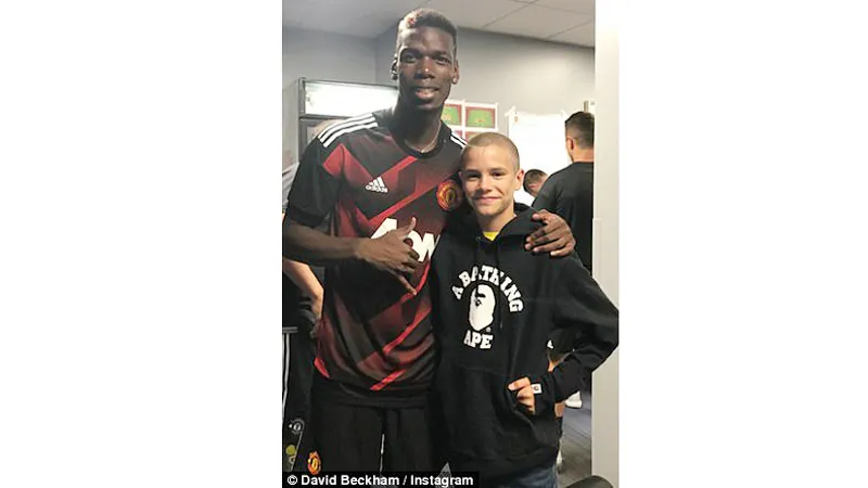 Con trai Beckham chụp ảnh cùng thần tượng