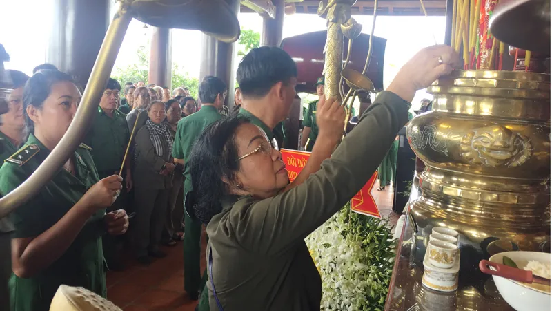 Cán bộ, đội viên TNXP thắp hương tưởng nhớ liệt sĩ TNXP