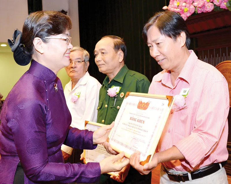 Lãnh đạo TPHCM thăm gia đình chính sách ảnh 1