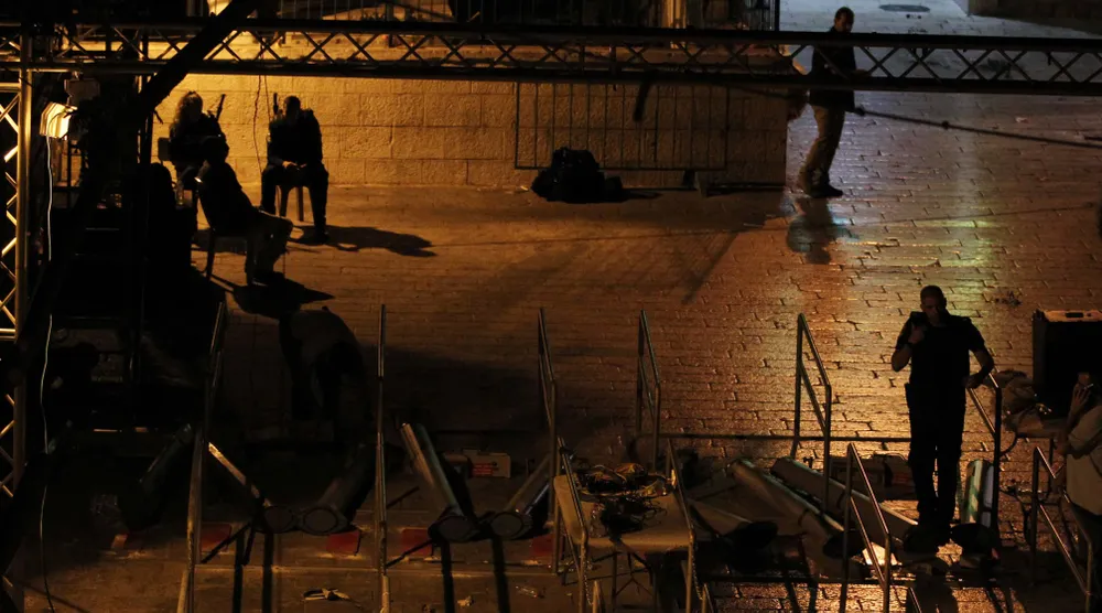 Các công nhân Israel di rời những thiết bị dò kim loại bên ngoài đền thờ Al-Aqsa ở Jerusalem ngày 25-7. Ảnh: TTXVN