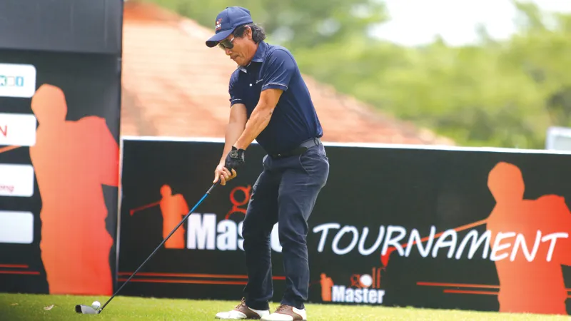 Doanh nhân Lê Quốc Phong thi đấu tại giải.