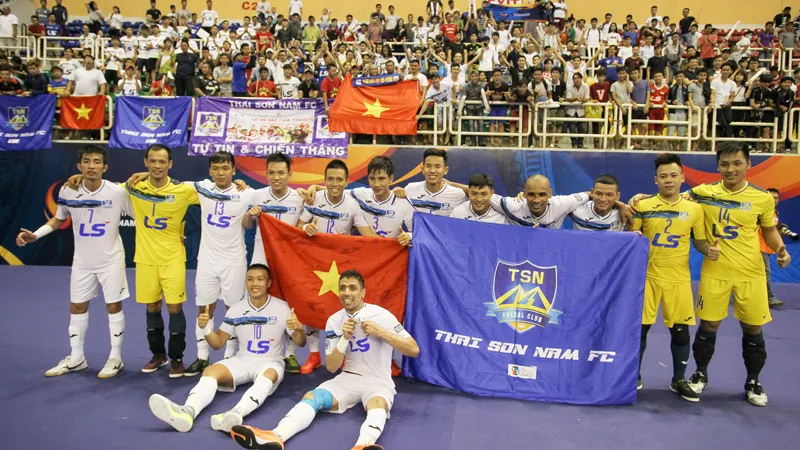 Tập thể Thái Sơn Nam có màn chia tay giải đấu đầy ấn tượng cùng 4.000 khán giả tại sân. Ảnh: Hoàng Hùng ​