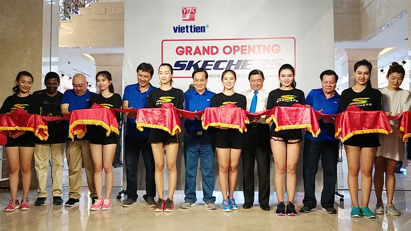 Lãnh đạo Công ty PC may Việt Tiến và đại diện Skechers khu vực Đông Nam Á cắt băng khánh thành cửa hàng.
