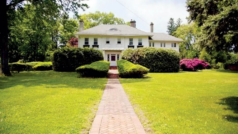 Biệt thự gần trăm tuổi giá 10 USD