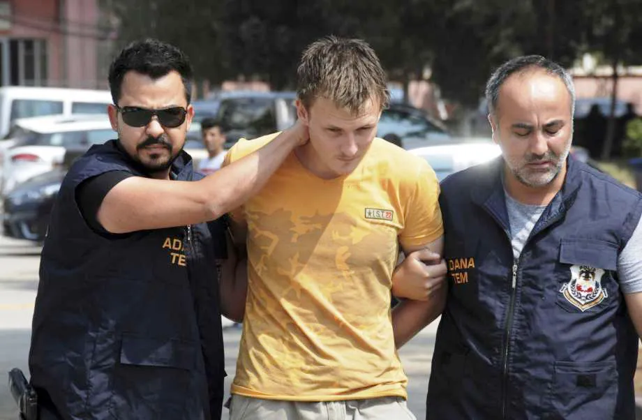 Cảnh sát Thổ Nhĩ Kỳ áp giải nghi phạm Renat Bakiev ở TP Adana ngày 10-8-2017. Ảnh: DOGAN