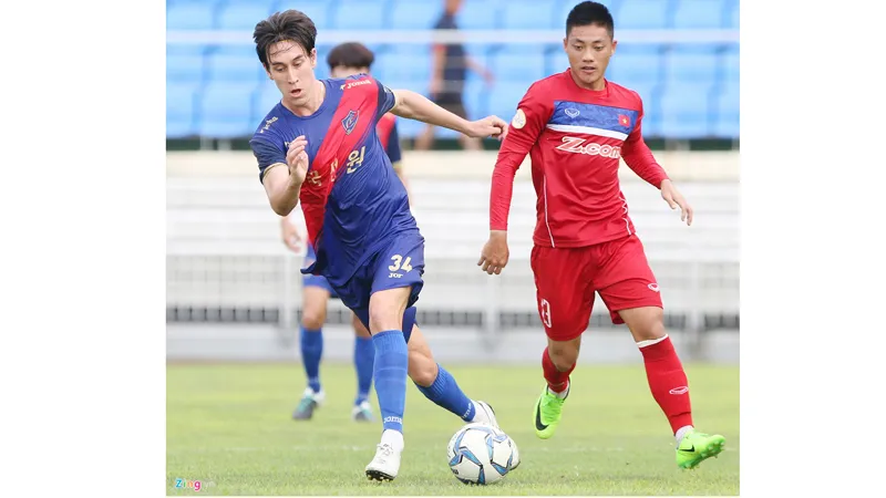 Hàng thủ Việt Nam dễ dàng để thủng lưới bởi pha bóng đơn giản đến không ngờ. Ảnh: Tùng Lê