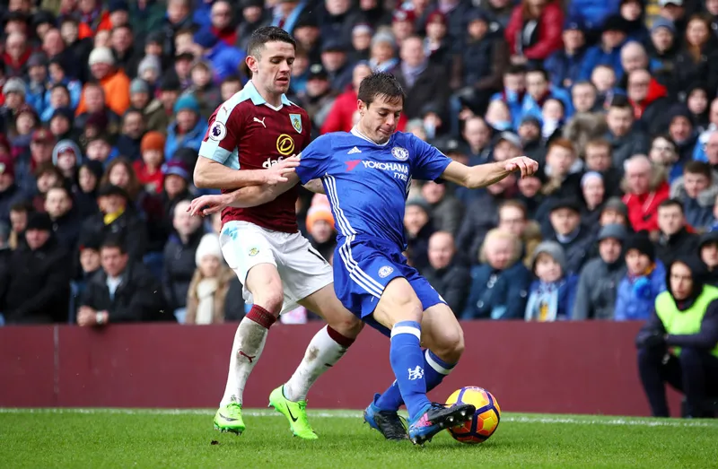 Cesar Azpilicueta (phải, Chelsea) trong sự đeo bám của Robbie Brady (Burnley).
