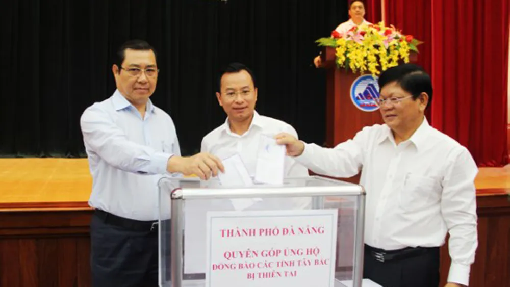 Thủ tướng Lào thăm hỏi và chia sẻ với người dân Việt Nam bị lũ lụt ảnh 1