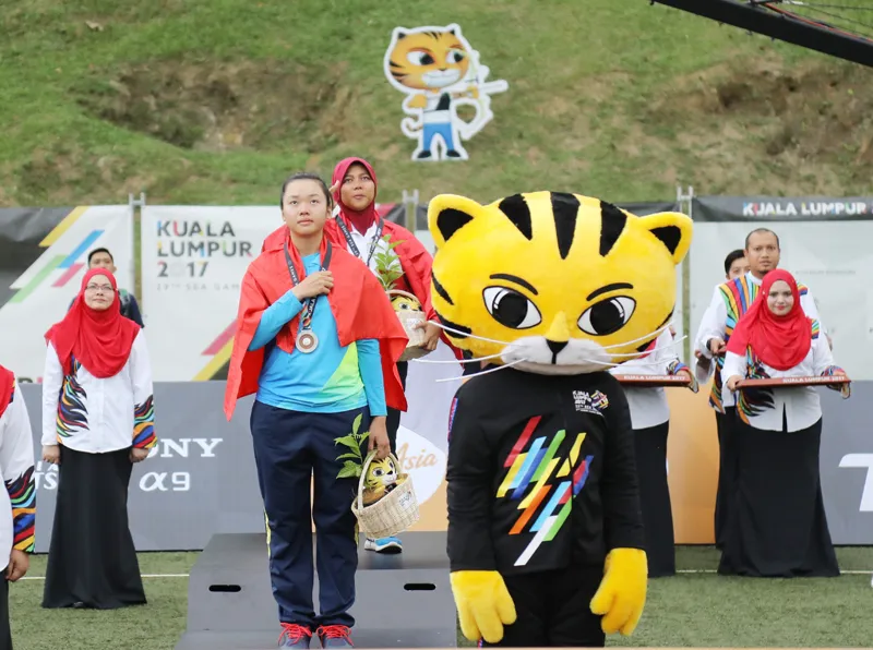 Kiều Oanh trên bục nhận huy chương bạc