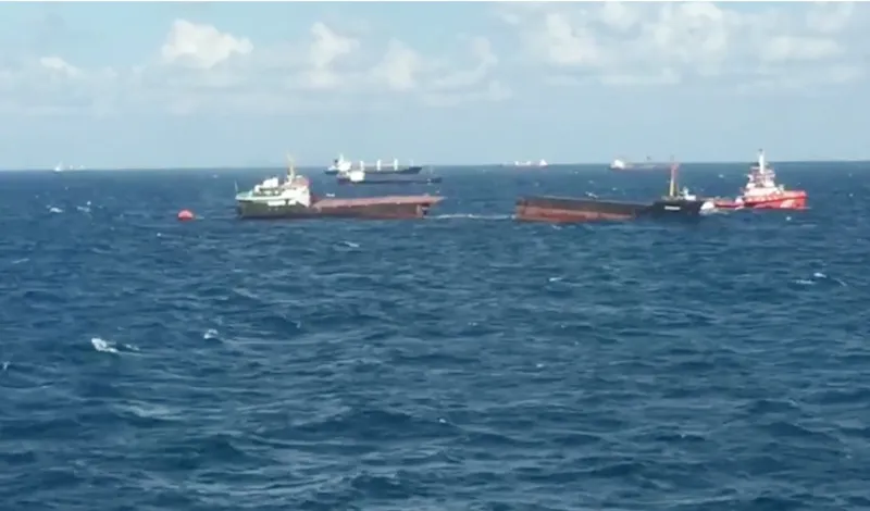 Tàu hàng Leonardo dài 114 m gãy làm đôi trên biển Đen ở Thổ Nhĩ Kỳ ngày 27-8-2017. Ảnh: DENIZ TV  ​