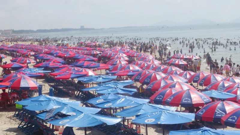 Du khách tắm biển đông nghịt trong sáng 2-9