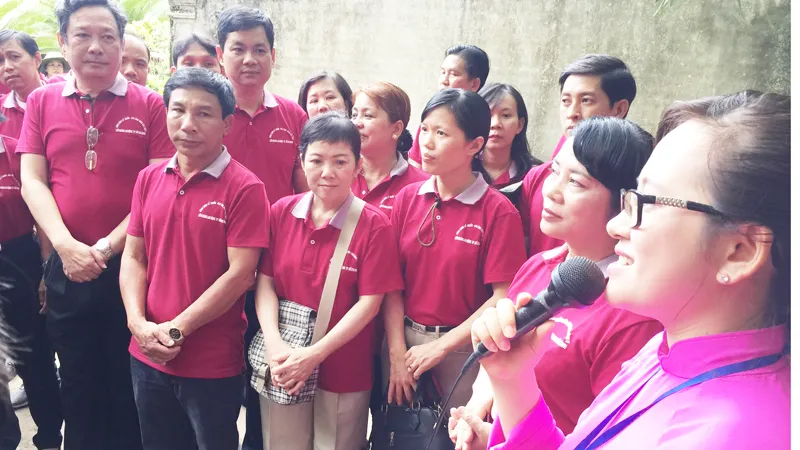 Đoàn công nhân lao động tiêu biểu TPHCM dâng hoa tại Quảng trường Hồ Chí Minh ảnh 1