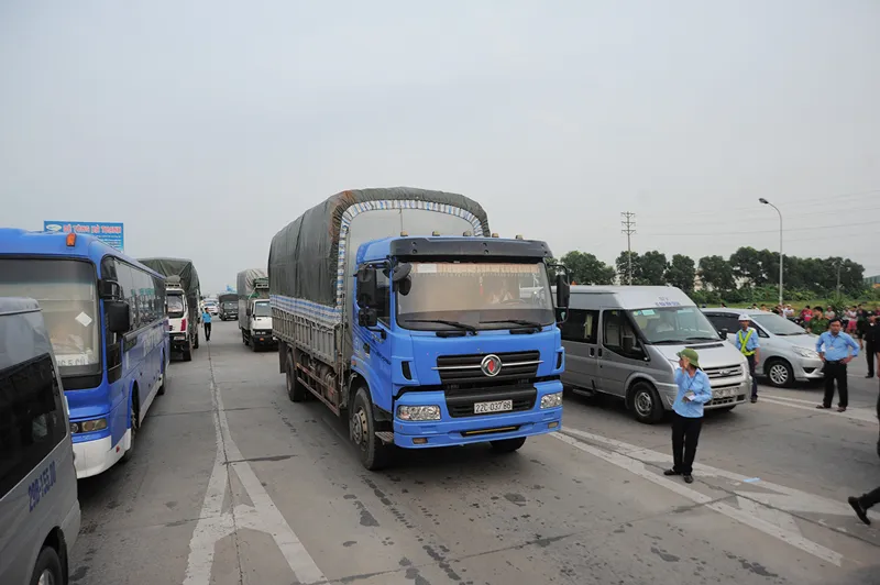 Quốc lộ 5 tiếp tục ùn tắc do tiền lẻ ảnh 3