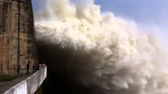 Gió mùa tràn về, thủy điện đầu nguồn cấp tốc xả lũ ảnh 1