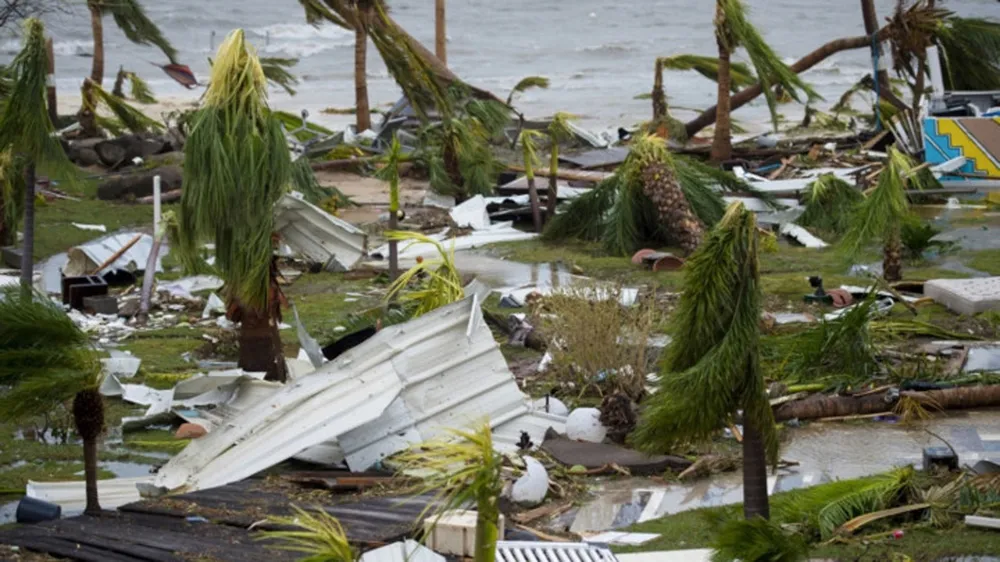 Cảnh tượng ngổn ngang trên một con phố ở St. Martin sau bão Irma