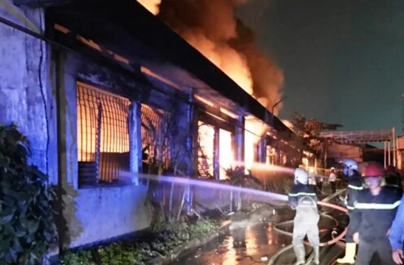 Cảnh sát PCCC phun nước từ ngoài vào để dập  lửa