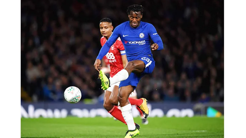 Michy Batshuayi (phải) lập cú hat-trick cho Chelsea. Ảnh: Chelsea FC 