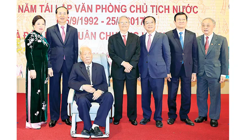 Chủ tịch nước Trần Đại Quang và Phu nhân với các đồng chí nguyên Chủ tịch nước: Lê Đức Anh, Trần Đức Lương, Trương Tấn Sang cùng lãnh đạo, nguyên lãnh đạo Văn phòng Chủ tịch nước