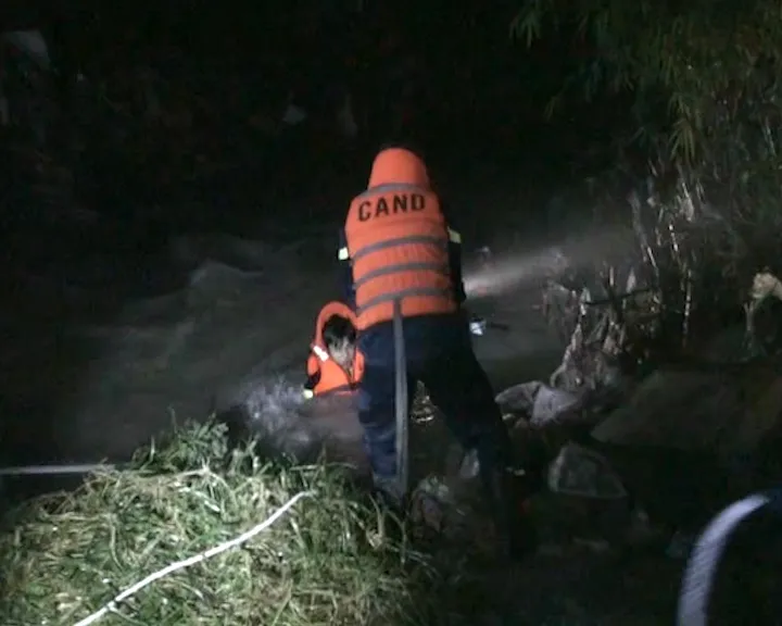 Lực lượng chức năng tổ chức tìm kiếm nạn nhân