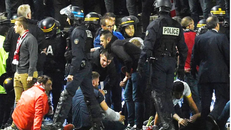 Các cổ động viên bị thương được sơ cứu tại chỗ