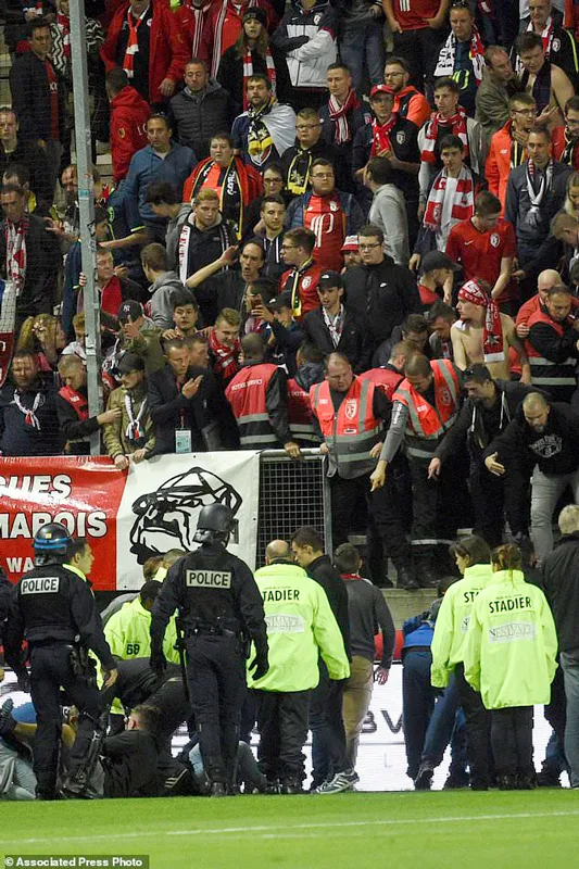 Sập hàng rào khiến hàng chục CĐV bị thương tại Giải Ligue 1 ảnh 2