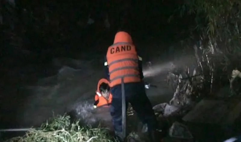 Nam thanh niên tử vong nghi do rơi xuống cống nước ảnh 1