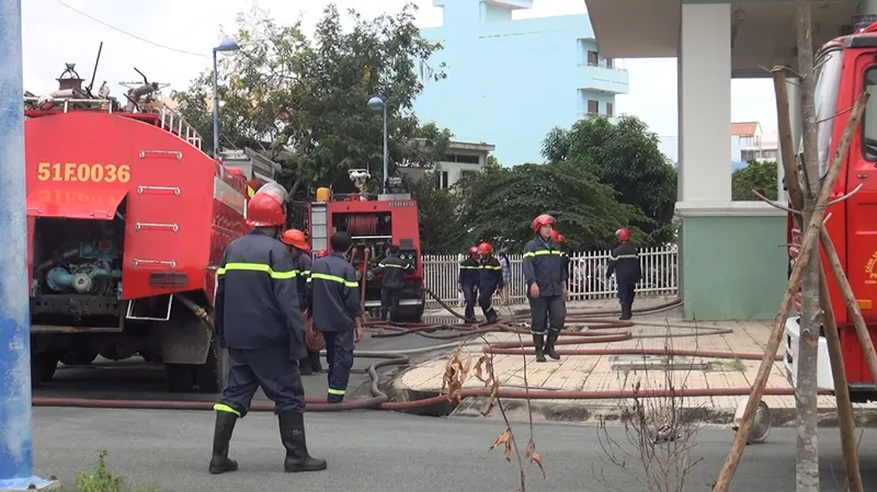 Cháy ở chung cư 12 tầng, nhiều người tháo chạy tán loạn ảnh 2